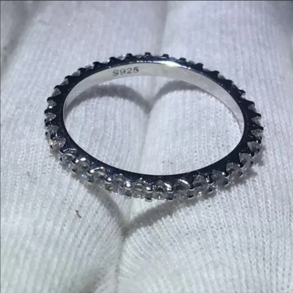 NEW 18K WHITE GOLD DIAMOND ETERNITY STACKABLE RING, CUTE RING, SHINY RING. - Picture 6 of 9